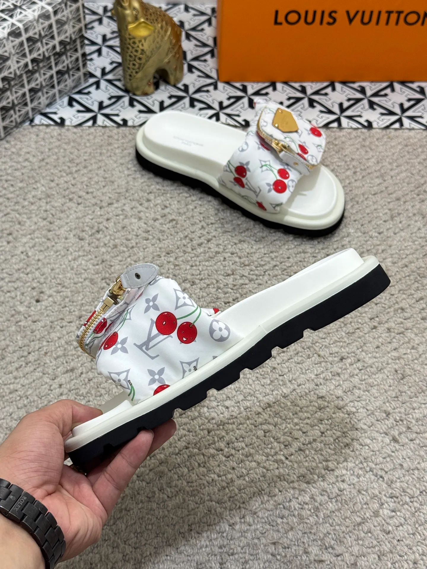 Men's shoes 💰400 [New style] 🦇🦇Top original order [Louis Vuitton] Couple style 👫Spring and summer style🎯🎯As an active family in the fashion industry ⭐ Lv is characterized by bold innovation ⚡Fabric down cloth🔥 Combined outsole, clean and tidy ⚡Fashionable and generous🌹Multiple colors available..Size: 36-44 (45 customized